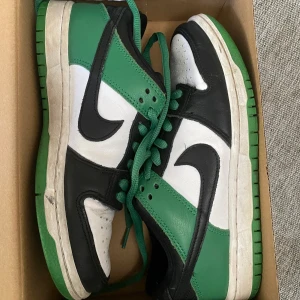 Nike SB dunk Low PRO  - Säljer nu mina dunks då dom ej kommer till användning längre. Köpta för ca ett år sedan. Använda men i  väldigt gott skick. Köpte dom på restocks för 2190kr och har även kvar onlinekvitto från detta. Hör av dej om fler bilder eller frågor☺️
