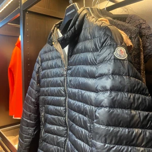Moncler jacka - Otroligt snygg moncler jacka med unika mönster, jackan är i jätte fint skick men har en skada på ryggen, det är ett litet hål som är sytt och syns knappast. Man ser på sista bilden. Det är storlek 2 (M) byten kan vara intressant!! ’Kvitto finns’