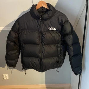 The North Face jacka  - Jackan är lite använd men ändå i väldigt bra skick. Nypris 3000 kr. Det är en dam/unisex jacka. Den är som medium i storleken. 