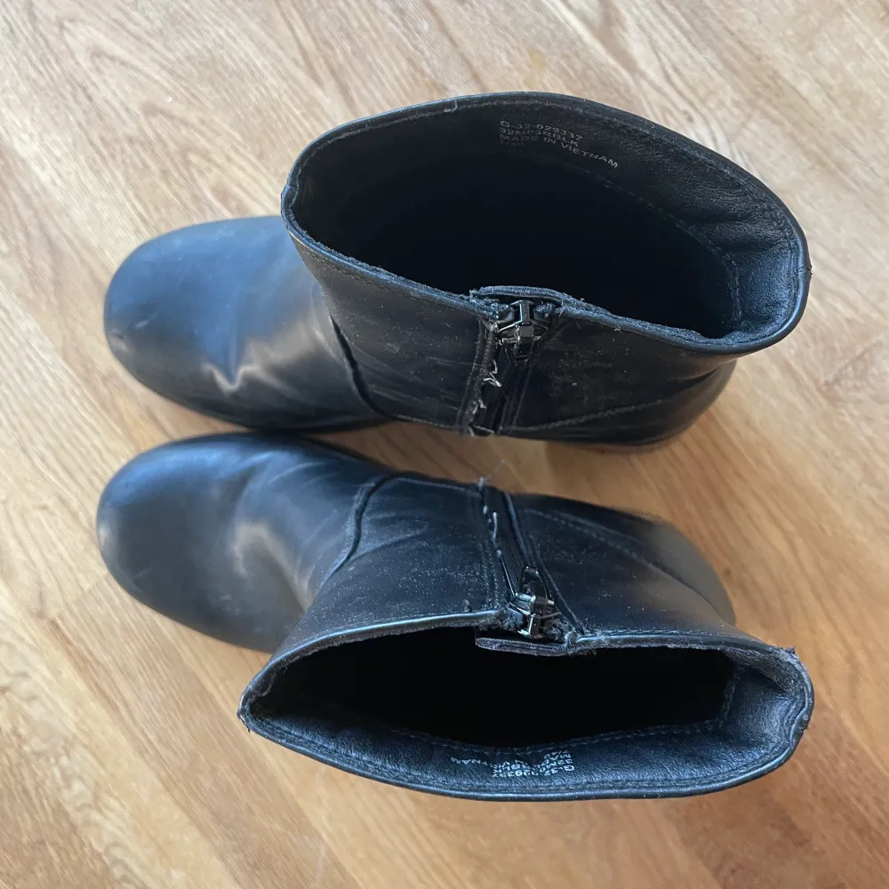 Ett par svarta boots i läder från ASOS. Nypris 799kr. Äkta läder. Väldigt bekväma och bra kvalitet. Fodrade, så varma nog för kall höst eller vinter men andas också. Använda ett fåtal gånger. I begagnat skick med några knappt märkbara repor på innersidan.. Skor.