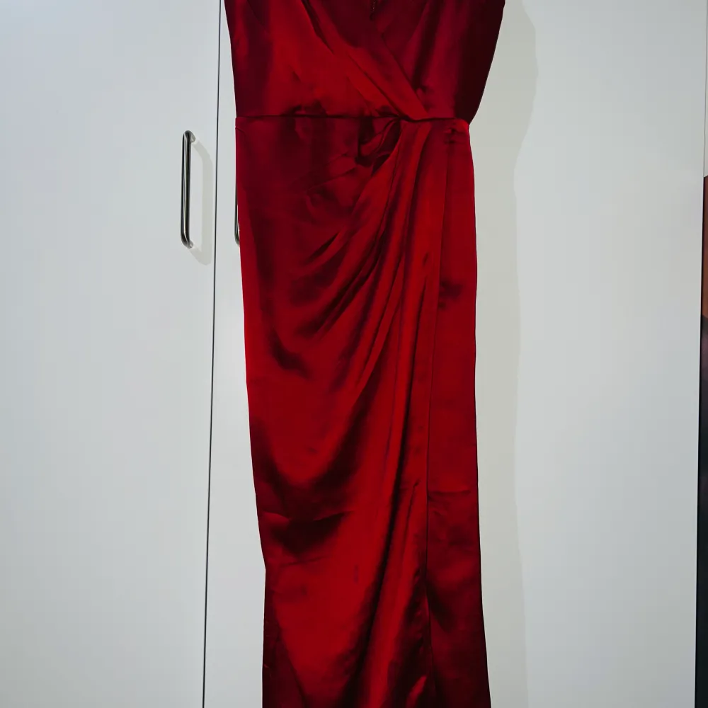 Little Mistress satin wrap dress in ruby Helt ny klänning . Mekot.
