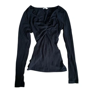 Svart Topp - Snygg, långärmad topp från Cubus. Insydd på baksidan för att ge en mer tight passform. Kontakta mig för fler bilder! 🖤