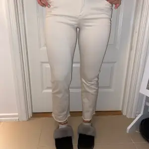 Ett par fina jeans från Vero Moda. Jeansen är använd ett fåtal gånger och är i bra skick. Jeansen är i storlek xs/32, jag är 1,67💓