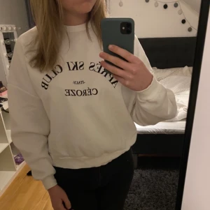 Tröja - Tröja från Nelly i storlek S, endast använd ett fåtal gånger, så i mycket fint skick 😊 130 kr + frakt 