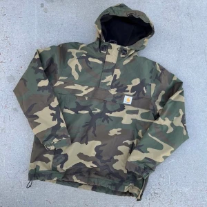 Carhartt camo anorak  - Nyskick, size M, modellen på bilden är 175cm lång. 