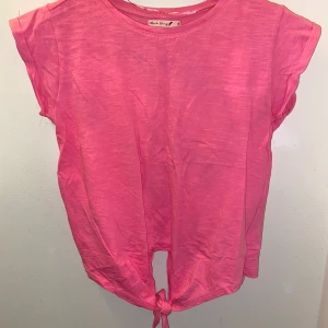 Rosa t-shirt - Rosa t-shirt  Stl. S Ny skick, oanvänd