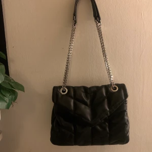 Väska  - Säljer denna fina quiltade väska som passar till de mesta💖💖💖