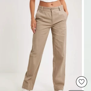 Nelly- low waist straight leg chino - Helt oanvända chinos som aldrig kommit till användning då de sitter för löst på mig, de är sköna med bra kvalitet! :) Köpte för 499kr från Nelly, priset kan alltid diskuteras :)