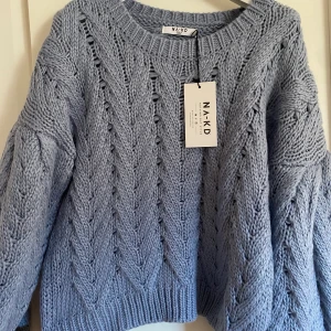 Stickad tröja - Oanvänd stickad tröja från NA-KD. Långa ärmar och jättehärligt material. Pris kan diskuteras💕