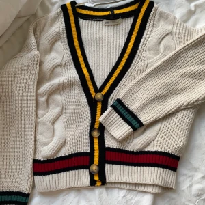 2 koftor  - 2 superfina koftor som passar bra nu till hösten. Möts i Stockholmsområdet, vill du ha din vara skickad får du stå för frakten själv!