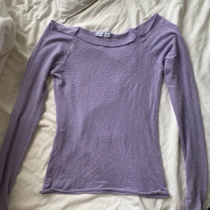 Offshoulder topp lila - Perfekt färgklick till en outfit, passar perfekt till nyår. Passar s/m/L pga stretchigt material Möts i Stockholmsområdet, vill du ha din vara skickad får du stå för frakten själv!