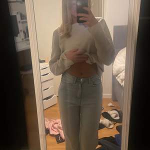 Säljer dessa jeans från weekday då dom inte kommer till användning tyvärr! Storleken är waist 26 och length 32! Säljer för 180 kr och då är det inkl frakt!! 