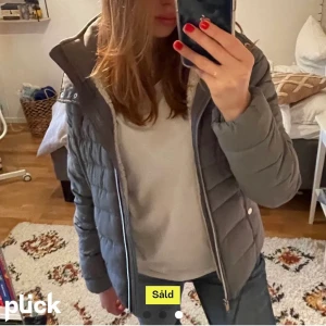 Vinterjacka  - Alla bilder från den gamla ägaren köpt här på Plick säljer för den var lite liten och inte min stil perfekt nu för vintern 