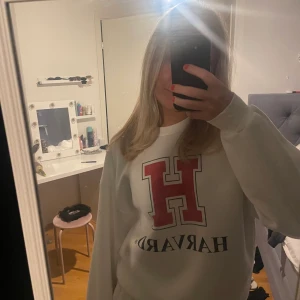 Sweatshirt - Säljer denna jättesköna tröja från Gina tricot som dessutom är slutsåld! Den är i strl M och priset är 130 kr