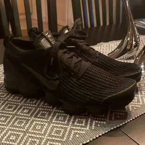 Nike flyknit 3 - Skick 8/10. Lite slitet i fram på vänster skon. Tar emot byten. Skriv för mer info