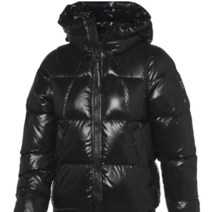 Vinter jacka - Säljer min dunjacka från peak performance då den inte används längre. Använd i ca 2 säsonger men i mycket fint skick  Nypris: 3500kr Skriv för mer bilder 