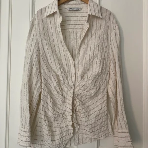 Zara skjorta  - Oanvänd fin zara skjorta i creme/randigt mönster. Köparen står för frakt.