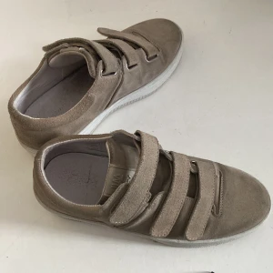 Skor - Skor ifrån Jim Rickey, endast 450kr!! Storlek 38 men passar mig som har 37. De är rätt stora i storleken så passar en 39a med!! Pris kan diskuteras🫶🏻