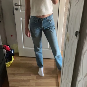 Zara midrise jeans - Säljer mina blå midrised zarajeans i storlek 36. Bra skick och knappt använda. Bra i längd på mig som är ca 175🫶🏻🫶🏻frakt tillkommer. 