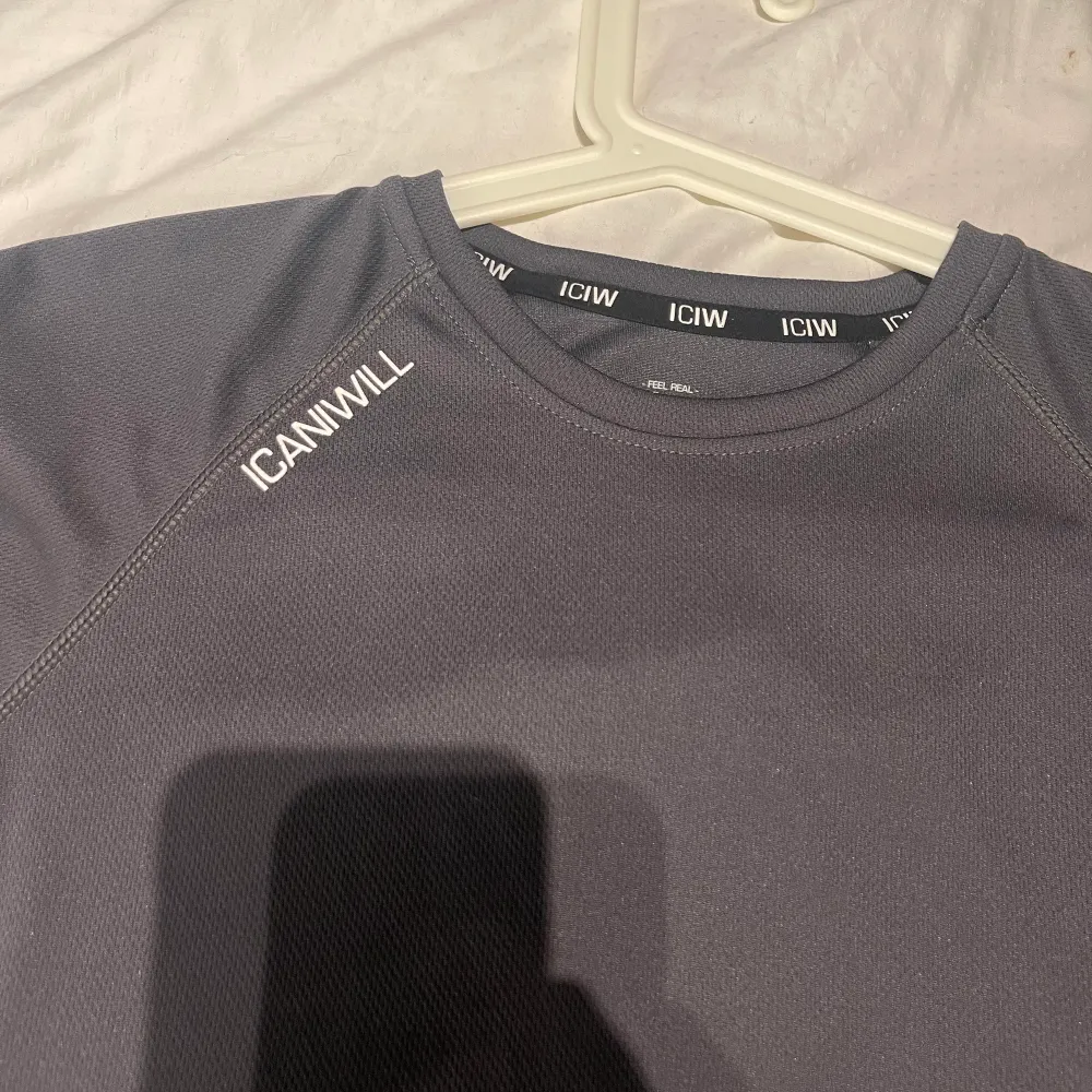 Funktions t-shirt från ICANIWILL i storlek Small. Helt ny, endast testad! Färg: grå. Reflex tryck utspritt på tröjan med logggan.   Djur finns i hemmet, rökfritt hem. . T-shirts.