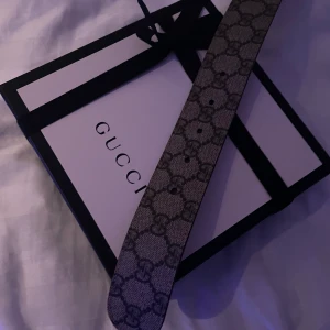 Gucci bälte  - Ett guccibälte i nyskick som är använt ett fåtal gånger! Strl 90cm! Nypris på gucci hemsida är 470€ säljer för 2500, jag står för frakten! Vid snabb och smidig affär kan jag tänka mig gå ner i pris! Kartong, dustbag och alla pappren finns!
