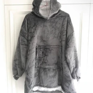 Filt tröja - Hej, jag säljer min stora mysiga filt tröja. Fick den i julklapp men har aldrig kommit till användning. Passar alla storlekar. 