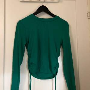 Jättefin grön tröja från Zara! Storlek L men upplevs mer som M!