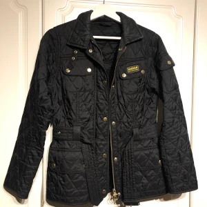 Barbourjacka strl S - Svart Barburjacka strl S. Jackan är inköpt från Johnells och är i väldigt fint skick!