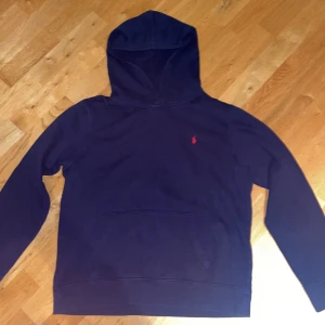 Ralph lauren hoodie - Andvänd få gånger. Den är i väldigt bra skick. Säljer då jag har växt ur den.