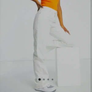 Perfekta vita jeans - Härliga jeans från Nakd köpta på Asos för ca ett år sedan. Endast använda fåtal gånger, midjan är medelhög och dem sitter skit snyggt där bak. Själv 172cm och längden var normal, modell: 170cm. Skriv vid frågor💗 Org pris: 577kr, slutsålda online!