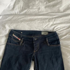Diesel jeans lågmidjade - Superfina lågmidjade diesel jeans💘 storlek W28 L34 och passar mig som har storlek S och är 168. Jättefina detaljer både i fram och bak. Det finns en extra tillsydd knapp om man vill att det ska sitta tajtare.