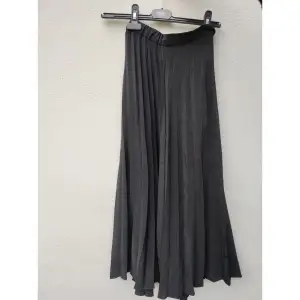 Så fin svart kjol som jag säljer då den inte kommer till användning ❤ skriv privat om du vill köpa, använd ej köp nu funktionen. Frakt: 45kr