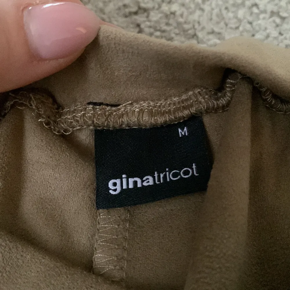 Bruna mocka shorts från Gina, storlek M. Fickor på sidorna. . Shorts.