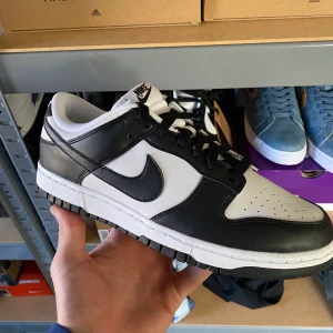 Nike Dunk Panda - Säljer dessa helt nya och oanvända Dunksen i storlek 40.5 Eu! Köptes från Unisport och har kvitto kvar. Kontakta mig vid frågor eller intresse