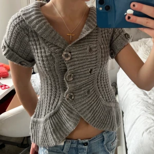 Kofta!! - Så fin kofta!! Glömde att stänga knapparna vid dubbelknäppningen så det ska vara knappar där istället för hål💗