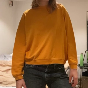 Orange tjocktröja - Superskön tunn orange sweatshirt från Monki, perfekt för hösten och så bekväm! 🧡  Kan mötas upp i Lund eller skicka!