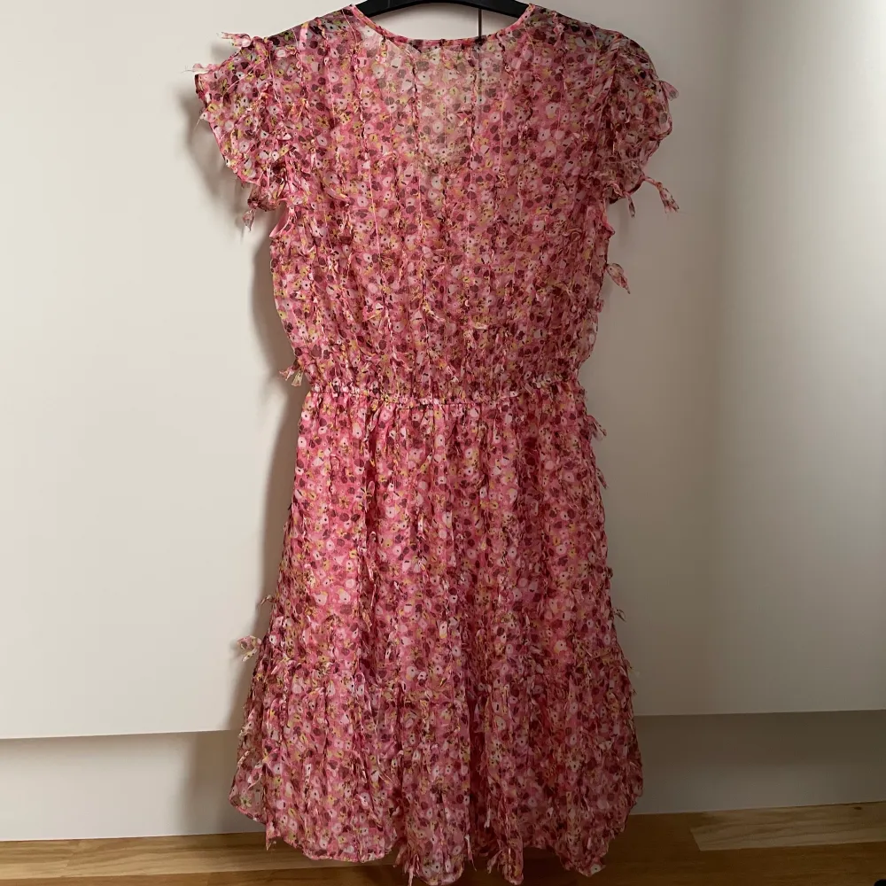 Super söt klänning från zara. Tycker att den är lite för lång för mig så därför jag säljer den.. Klänningar.