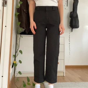 DICKIES BYXOR! - Jag säljer dessa fina Dickies byxor eftersom att dom sitter lite tajt på mig. Dom är endast använda 1 gång och är därför i ett väldigt fint skick. 