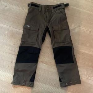 Lundhags byxor perfekt skick - Min dotter säljer sina lundhagsbyxor. Det är ett par kvalitetsbyxor. Bara använt någon gång & tvättat 1 gång. Växt ur dem, stl 110/116. Nypris 799kr. Säljer för 399kr+frakt 49kr (står köparen för)