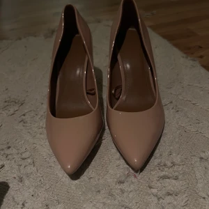 Klackar H&M - Säljer dessa superfina beige/rosa klackar från H&M. Frakt tillkommer på 59kr annars kan dem hämtas i nacka 