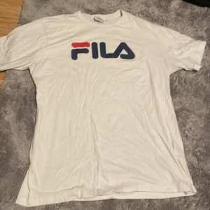 Fila t-shirt - Andvänd ca 2 gånger men lite skrynklig som bra går att strycka bort för den gar legat i en låda ett vra tag