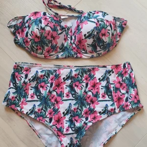 Ny! Oanvänd Bikini vadderade kupor maxitrosa stl M - Ny och oanvänd bikini från sheilay stl M Vadderade kupor ca B eller liten C  Skickar spårbart! Tryck köp nu.  Mvh