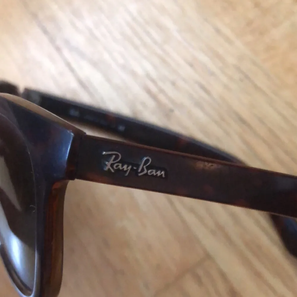 Ray-ban solglasögon (sköldpaddsfärgad) som inte används längre. RB4184. Köpta för 1900. Fri frakt om du trycker på ”köp nu”. Accessoarer.
