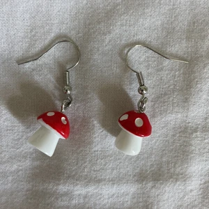 Örhängen - Jättesöta svamp örhängen som endast är använda ett fåtal gånger. Säljer pga de Inge riktigt är min stil längre 🍄