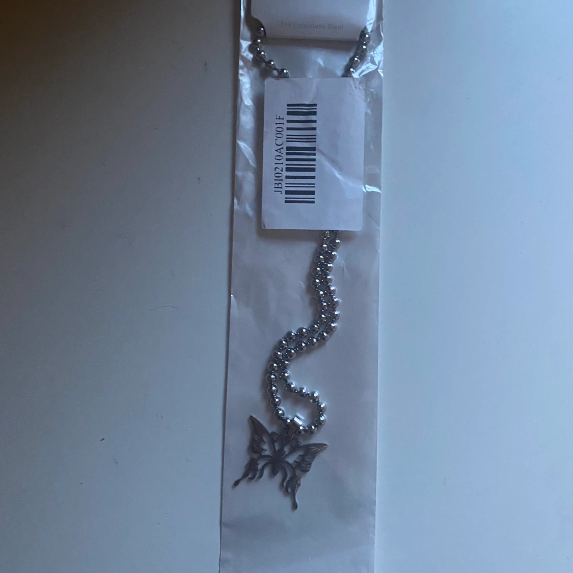 Halsband med fjärils motiv