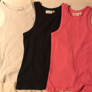 3 toppar - 3 st toppar i vit, svart och rosa. Vita är i storlek 170. Alla 3 kostar 175kr. Alla är ifrån Kappahl.