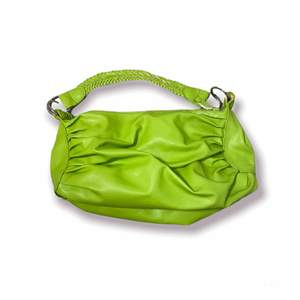 Grön Rymlig Handväska med defekter (se bild) därav priset.