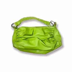 Grön Rymlig Handväska med defekter (se bild) därav priset.