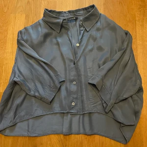 Superfin blå satintopp! - Superfin blå färg på denna satintopp som man ej ser, ser grå ut på bild! Fråga gärna efter fler bilder på! Den är superluftig och perfekt på sommaren!