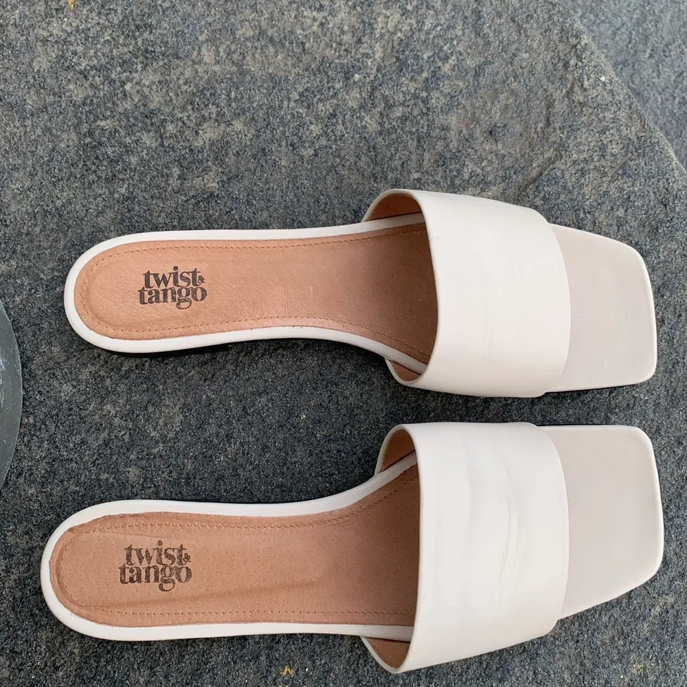 Ett par superfina sandaler ifrån twist&tango i storlek 39. Dom är vita/creme/ljus rosa i färgen. Använda 2 ggr. Nypris 1299kr . Skor.